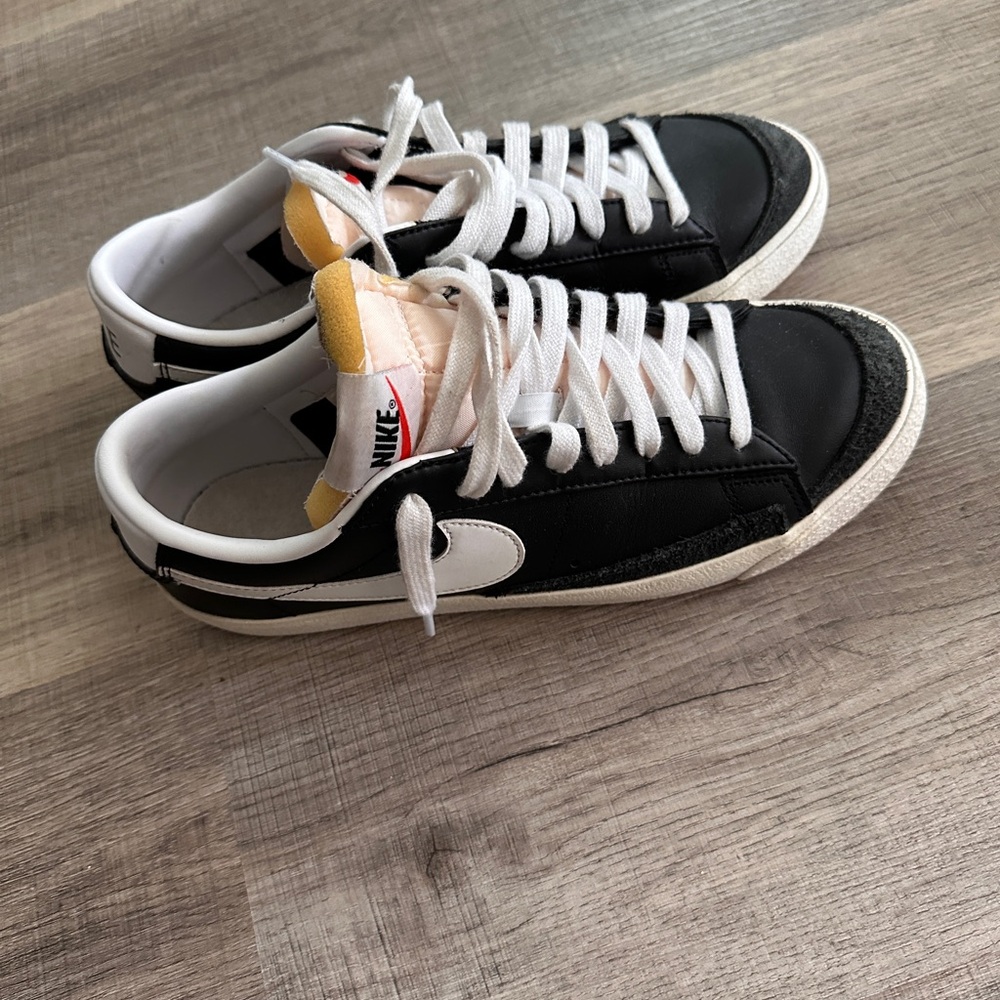 Black Nike low top sneakers | Size 7 men | 9 women